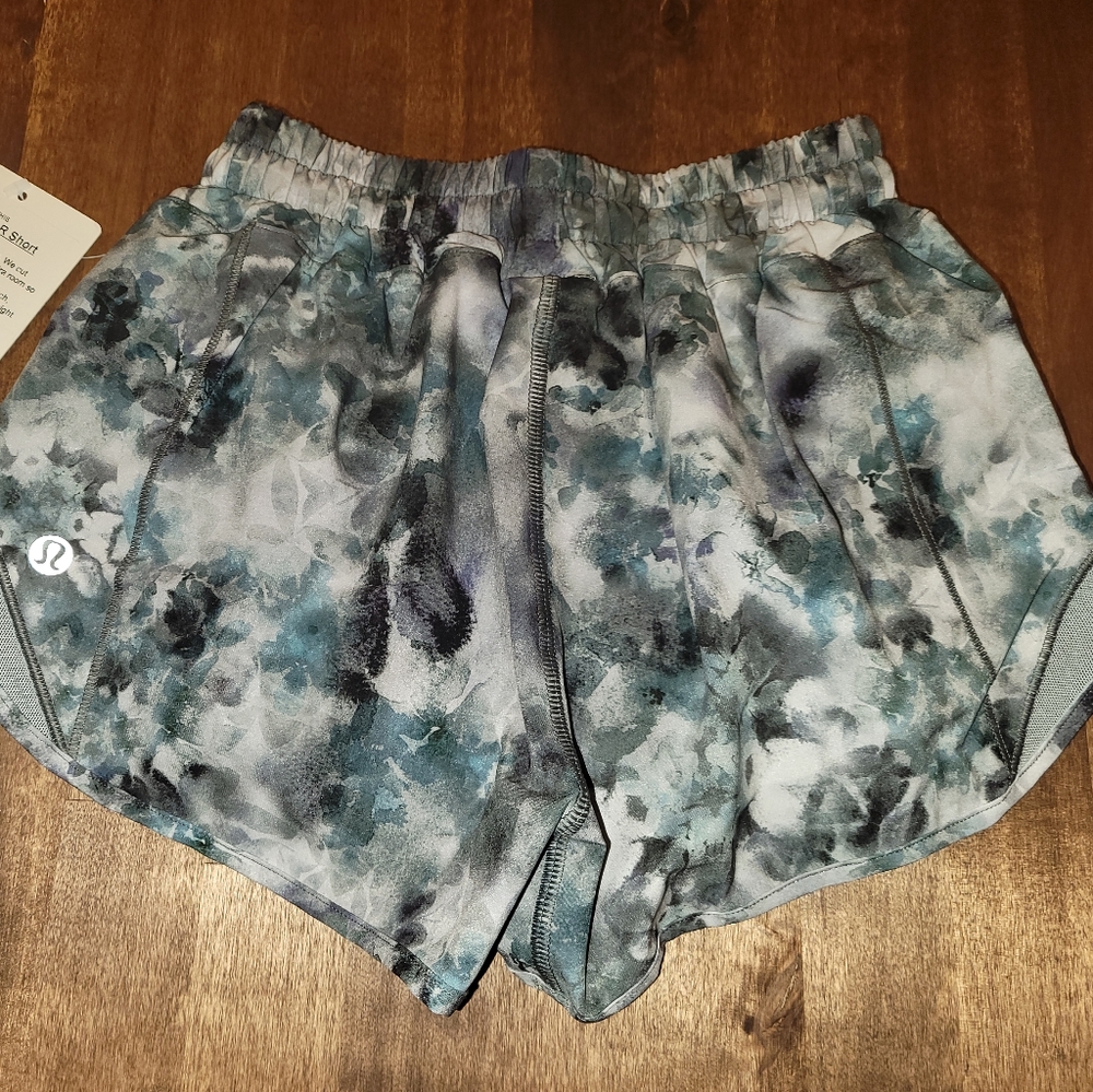 Lululemon Hotty Hot LR Short 2.5" Lined